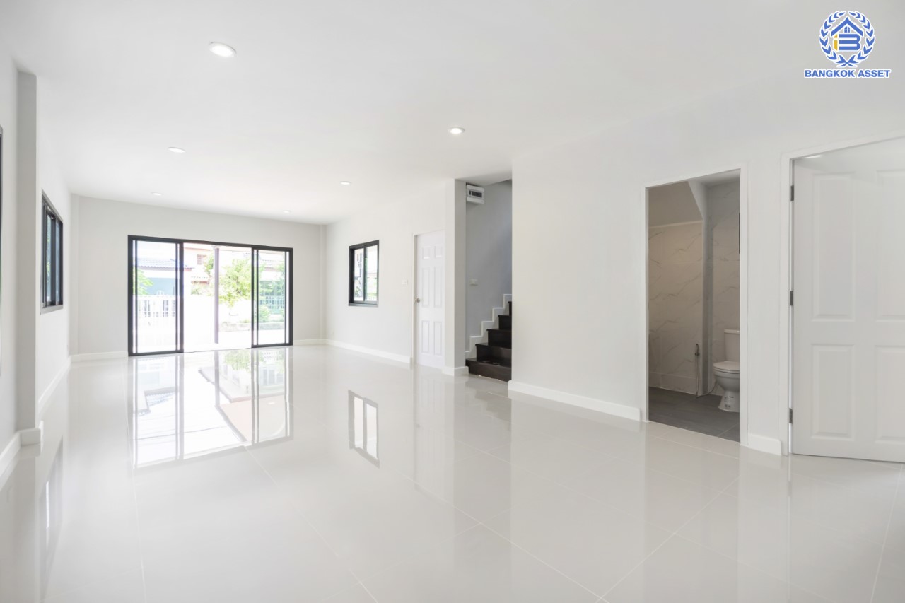 บ้านมือสองตกแต่งใหม่ ม.ชนชื่น1 ทวีวัฒนา เนื้อที่ 50 ตร.ว. ฟังก์ชัน 3 ห้องนอน 2 ห้องน้ำ 1 ห้องอเนกประสงค์ จอดรถได้ 2 คัน บรรยากาศ Private หน้าโครงการติดสวนสาธารณะทวีวนารมย์ บนทำเลศักยภาพเชื่อมต่อหลายเส้นทาง ใกล้เซ็นทรัลปิ่นเกล้า, เซ็นทรัลศาลายา, ม.มหิดล , ทางด่วน "กาญจนาภิเษก"...